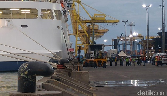 Kapal Pesiar Viking Sun akhirnya berlabuh di Pelabuhan Tanjung Perak, usai sebelumnya ditolak Pemkot Semarang. Kapal itu dibolehkan berlabuh tapi dengan syarat.