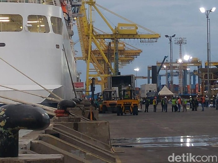Kapal Pesiar Viking Sun akhirnya berlabuh di Pelabuhan Tanjung Perak, usai sebelumnya ditolak Pemkot Semarang. Kapal itu dibolehkan berlabuh tapi dengan syarat.