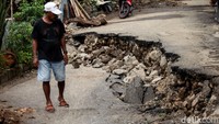 Lokasi amblas berada di sisi Kali Ciliwung.