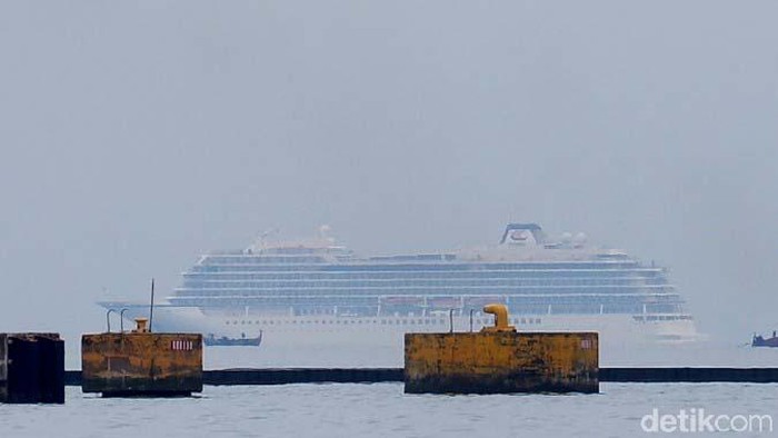 Kapal Pesiar Viking Sun yang akan merapat ke Pelabuhan Tanjung Emas Semarang masih berada di tengah laut. Tim medis dikerahkan untuk melakukan pemeriksaan.