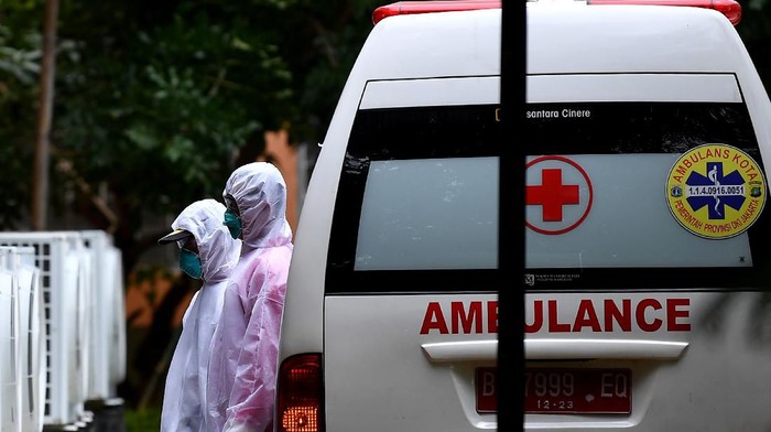 Petugas memindahkan mobil ambulans di samping ruang isolasi RSPI Prof. Dr. Sulianti Saroso, Sunter, Jakarta Utara, Kamis (5/3/2020). Kementerian Kesehatan menyatakan hingga Kamis 5 Maret ini ada 156 pasien dalam pengawasan virus corona yang tersebar di 35 rumah sakit di 23 provinsi, 2 diantaranya merupakan pasien positif corona yang masih dirawat di RSPI Prof Dr Sulianti Saroso. ANTARA FOTO/Sigid Kurniawan/foc.