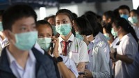 Para siswa tersebut mengenakan masker guna mengantisipasi penyebaran virus corona yang tengah menjadi perhatian dunia.