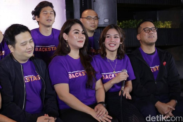 Backstage Vanesha Prescilla dan Sissy Priscilla saat ditemui di acara film 'Backstage'.
