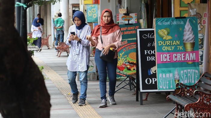 Meski corona sudah masuk ke Indonesia, warga Bandung seakan tak parno akan wabah tersebut. Terbukti, Jalan Braga dan Asia Afrika tetap ramai lho. Ini buktinya.