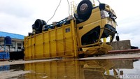 Kondisi mobil tampak rusak di bagian depan dan bodi mobil penyok. Peristiwa truk muatan semen nyemplung ke laut itu terjadi sekitar pukul 01.00 WIB. 