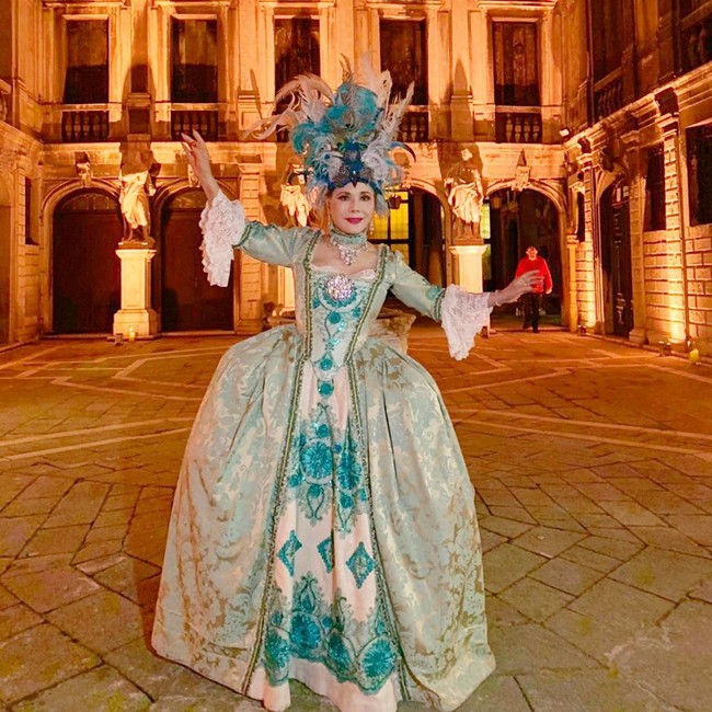 Pada usia 80 tahun, Dewi Soekarno terlihat fit dan sehat. Dalam channel YouTubenya, Dewi memperlihatkan kemampuannya berdansa sangat lincah. Foto: Instagram @dewisukarnoofficial