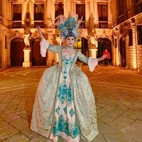 Pada usia 80 tahun, Dewi Soekarno terlihat fit dan sehat. Dalam channel YouTubenya, Dewi memperlihatkan kemampuannya berdansa sangat lincah. Foto: Instagram @dewisukarnoofficial