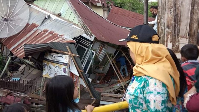 Dua rumah di Jambi ambruk setelah terjadi hujan deras disertai angin kencang (dok. istimewa)