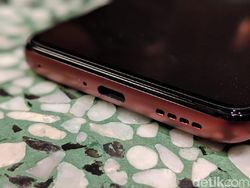 Menggenggam Realme X50 Pro 5G di Indonesia