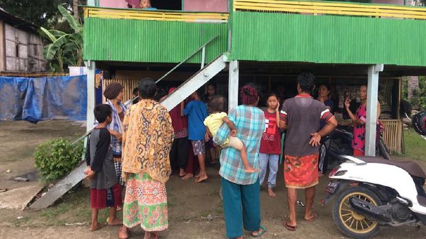 Anak buaya menarik perhatian warga sekitar.