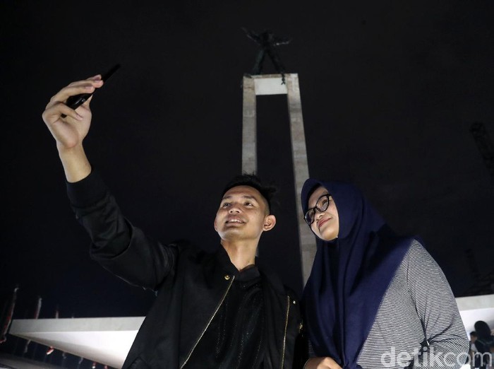 Jakarta tak hanya menarik untuk dikunjungi saat siang hari. Kerlap-kerlip lampu ibu kota membuat suasana malam di Jakarta penuh warna.
