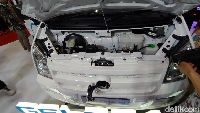 Catatan ini jauh lebih irit dibandingkan dengan model serupa berteknologi mesin pembakaran (internal combustion engine/ICE) yang mengkonsumsi energinya Rp 463 per kilometer (untuk sebuah mobil dengan rata-rata konsumsi bahan bakar 16,5 Kilometer/liter).