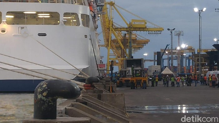 Kapal Pesiar Viking Sun mengisi logistik di Pelabuhan Tanjung Emas Semarang, Kamis (5/3/2020)