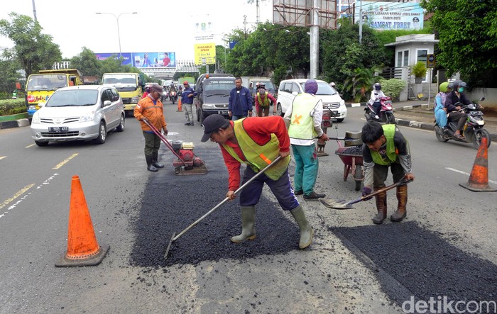 Jalan Jenderal Ahmad Yani, Kota Bekasi, diperbaiki petugas. Perbaikan dilakukan guna meningkatkan kenyamanan para pengendara.