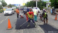 Sejumlah petugas tampak sibuk memperbaiki jalan yang berada di Jalan Jenderal Ahmad Yani, Kota Bekasi, Jawa Barat, Kamis (5/3/2020).