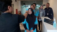 Selain melakukan pemeriksaan suhu tubuh, fasilitas antiseptik gratis juga turut tersedia bagi para pegawai PLN. Istimewa/Dok. PLN.