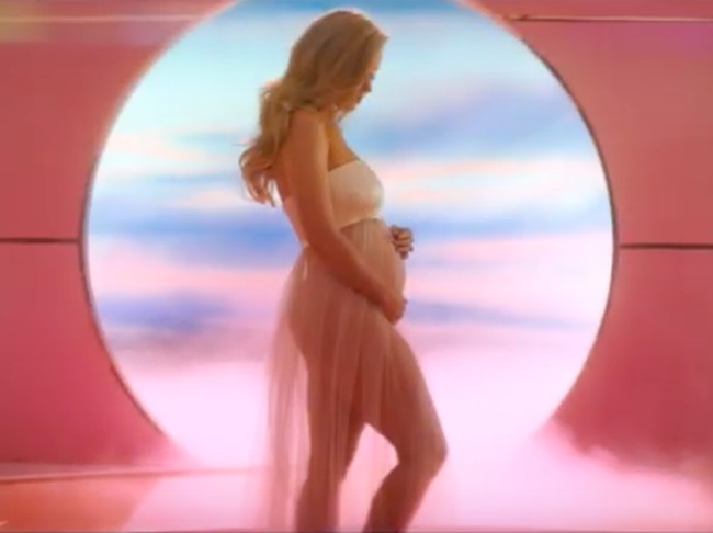 Sebagai gaya pamungkas, Katy menebar aura seksinya dalam balutan gaun transparan. Inilah momen ketika Katy mengungkap kehamilannya. Ia akan menjadi ibu untuk pertama kali bersama Orlando yang telah dikaruniai satu anak dari pernikahan terdahulunya dengan model Miranda Kerr. Congrats Katy! (Foto: screenshot youtube)