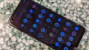 Ponsel ini memiliki layar seluas 6,44 inch super AMOLED dengan refresh rate 90 Hz. Foto: Agus Tri Haryanto/detikINET