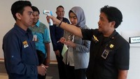 Selain melakukan pemeriksaan suhu tubuh para pegawai, Direksi PLN juga turut  mengimbau seluruh pegawai dan keluarganya untuk tidak melakukan perjalanan non kedinasan ke luar negeri terutama ke negara terinfeksi virus corona. Istimewa/Dok. PLN.