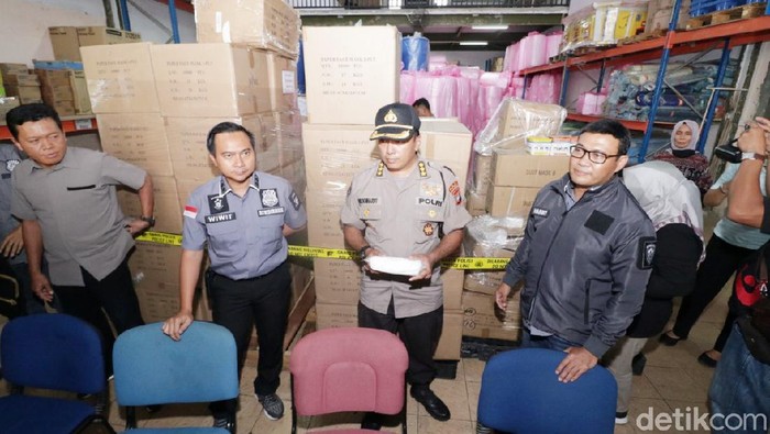 Polda Kepri  gerebek gudang yang tak punya izin edar masker tak penuhi standar Kemenkes di Batam (Agus Siagian/detikcom)