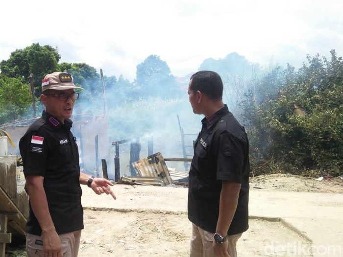 Polisi Bakar Rumah Tempat Persembunyian Pengedar Narkoba di Jambi