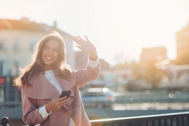 Melambaikan tangan, atau World Health Organization menyebutnya dengan The Wave. Cara memberi salam ini biasa dilakukan saat bertemu atau nengucapkan selamat tinggal kepada teman, kenalan atau orang yang belum terlalu akrab. Foto: iStock
