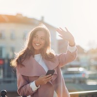 Melambaikan tangan, atau World Health Organization menyebutnya dengan The Wave. Cara memberi salam ini biasa dilakukan saat bertemu atau nengucapkan selamat tinggal kepada teman, kenalan atau orang yang belum terlalu akrab. Foto: iStock