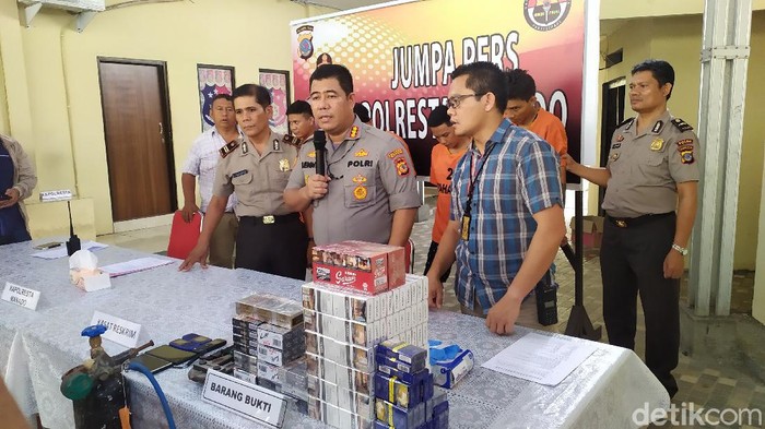 Polresta Manado menangkap komplotan pembobol toko di Manado. Enam orang jadi tersangka (Angel Rawis/detikcom)