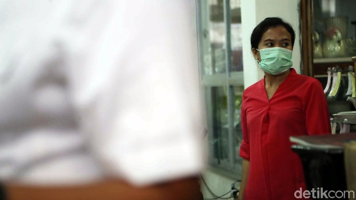 Polisi melakukan sidak ke distributor masker yang berada di kawasan Glodok, Jakarta. Sidak dilakukan guna mencegah terjadinya penimbunan masker.