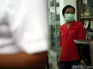 Cegah Penularan Corona, Polisi Bagikan Masker ke Petani dan Pemulung di Polman