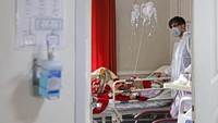 Juru bicara Kementerian Kesehatan Iran, Kianoush Jahanpour, dalam konferensi pers terbaru di Teheran, mengumumkan total kasus virus corona yang terkonfirmasi di Iran kini mencapai 2.922 kasus. Ini berarti ada sekitar 586 kasus baru yang dilaporkan di negara ini. Ali Shirband/Mizan News Agency via AP.