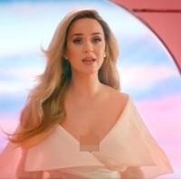 Belahan dada yang rendah tetap mengakomodasi keseksian mantan istri aktor Russell Brand ini. Area neckline juga dihiasi semacam kerah besar sebagai aksen. (Foto: screenshot youtube)