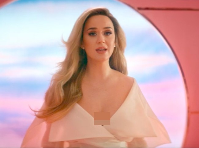 Belahan dada yang rendah tetap mengakomodasi keseksian mantan istri aktor Russell Brand ini. Area neckline juga dihiasi semacam kerah besar sebagai aksen. (Foto: screenshot youtube)