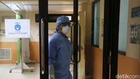 Dokter keluar dari ruang isolasi.