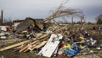 Warga setempat berupaya memisahkan puing-puing runtuhan rumah. Troy Stolt/Chattanooga Times Free Press via AP.