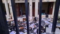 Menurut M Soleh, salah seorang saksi mata, ratusan orang berjaket ojol mendatangi kantor tersebut. Massa datang dari arah utara dan selatan.