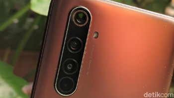 Begini quad camera yang ditempatkan secara vertikal. Masing-masing punya lensa 64 MP sebagai kamera utama, kamera telephoto 12 MP, kamera ultrawide 8 MP, dan depth sensor 2 MP. Foto: Agus Tri Haryanto/detikINET