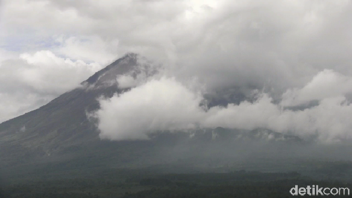 Gunung Semeru memuntahkan lava pijar sejauh 300 hingga 1.000 meter dari ujung lidah lava. Atau sekitar 750 meter dari kawah.