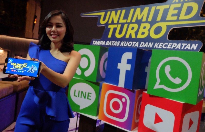 Chief Marketing Officer XL Axiata David Arcelus Oses (tengah) bersama Group Head Region JabodetabekXL Axiata Francky Rinaldo Pakpahan (kanan) dan Group Head Mass Segment Axiata Bernard Ho (kiri) meluncurkan fitur Xtra Unlimited Turbo di Jakarta, Kamis (5/3/2020). Fitur untuk pelanggan XL prabayar tersebut memberikan manfaat tambahan berupa akses aplikasi pilihan tanpa batasan kuota dan kecepatan. FOTO ANTARA/Puspa Perwitasari/foc.