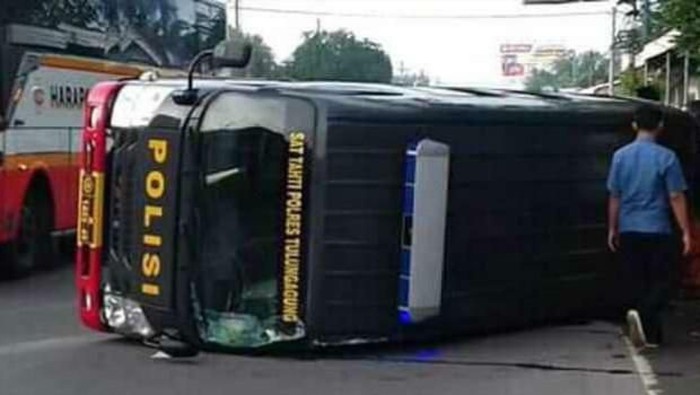 Mobil Penggangkut 10 Napi Terguling di Tulungagung