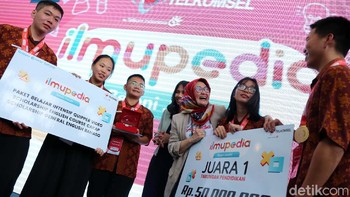 Vice President Mass Market Telkomsel Hastining B. Astuti (tengah) bersama para finalis Ilmupedia Berani Jawab (IBJ) usai pengumuman pemenang dalam babak Grand Final IBJ di Jakarta, Kamis (5/3). Setelah melewati dua babak eliminasi yang dilakukan secara online, kedua belas sekolah yang berhasil masuk ke dalam Top 12, mereka pun saling adu kepintaran dalam babak Grand Final IBJ yang diselenggarakan di Telkomsel Smart Office, Jakarta, pada 5 Maret 2020.