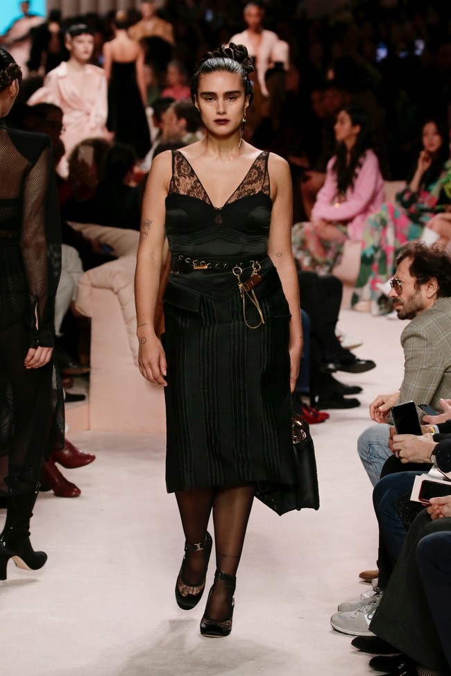 Sebelum di Paris Fashion Week, Jill Kortleve sudah mengukir sejarah di Milan. Ia bersama Paloma Elsesser menjadi model plus-size pertama yang berjalan di catwalk Fendi saat Milan Fashion Week Fall 2020. (Foto: ALDOCASTOLDI for FENDI)