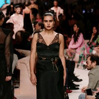 Sebelum di Paris Fashion Week, Jill Kortleve sudah mengukir sejarah di Milan. Ia bersama Paloma Elsesser menjadi model plus-size pertama yang berjalan di catwalk Fendi saat Milan Fashion Week Fall 2020. (Foto: ALDOCASTOLDI for FENDI)