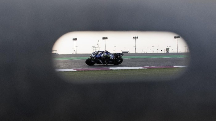 DOHA, QATAR - FEBRUARY 24: Maverick Vinales of Spain and Monster Energy Yamaha MotoGP Team  rounds the bend  during the MotoGP Tests at Losail Circuit on February 24, 2020 in Doha, Qatar. (Photo by Mirco Lazzari gp/Getty Images)
