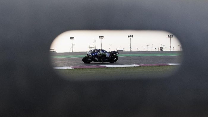 Vinales DOHA, QATAR - FEBRUARY 24: Maverick Vinales of Spain and Monster Energy Yamaha MotoGP Team rounds the bend during the MotoGP Tests at Losail Circuit on February 24, 2020 in Doha, Qatar. (Photo by Mirco Lazzari gp/Getty Images)