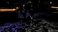 Jakarta tak hanya menarik untuk dijelajahi saat siang hari. Di saat malam tiba, wilayah ibu kota tak kalah ciamik untuk dikunjungi. Kilau lampu yang warna-warni kerap jadi salah satu daya tarik tersendiri bagi warga.