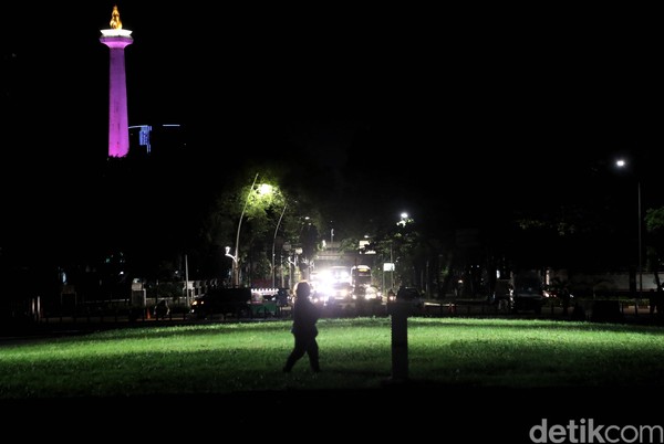 Kerlap-kerlip lampu yang menghiasi area sekitar Lapangan Banteng juga membuat kawasan tersebut penuh warna. Kerlap-kerlip lampu yang menghiasi area sekitar Lapangan Banteng juga membuat kawasan tersebut penuh warna.