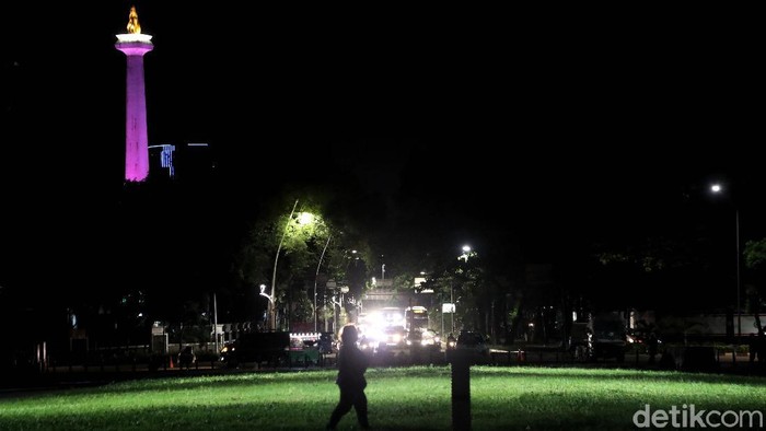 Jakarta tak hanya menarik untuk dikunjungi saat siang hari. Kerlap-kerlip lampu ibu kota membuat suasana malam di Jakarta penuh warna.