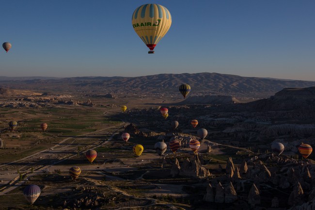 Berada di antara benua Eropa dan Asia, Turki sangat dikenal dengan keeksotisan dan keunikannya. Peleburan budaya bisa dilihat lewat arsitektur bangunan, makanan hingga pemandangan alam. Foto: Getty Images/Chris McGrath