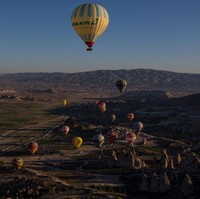 Berada di antara benua Eropa dan Asia, Turki sangat dikenal dengan keeksotisan dan keunikannya. Peleburan budaya bisa dilihat lewat arsitektur bangunan, makanan hingga pemandangan alam. Foto: Getty Images/Chris McGrath